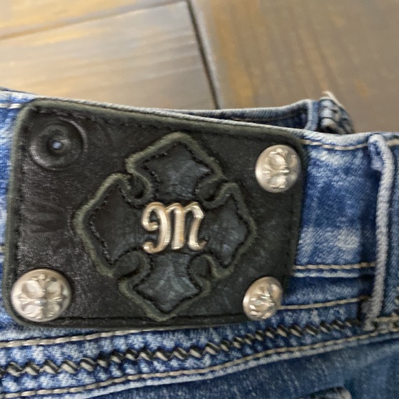 Miss me jeans size 26 skinny. Has fading and distressing. Super adorable jeans! - Picture 2 of 11